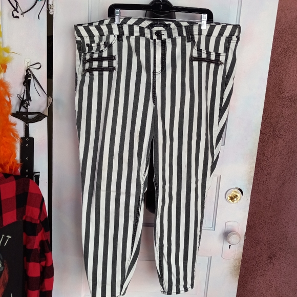 Plus size BEETLEJUICE OOAK custom unique Blackheart striped skinnies! - Picture 16 of 16